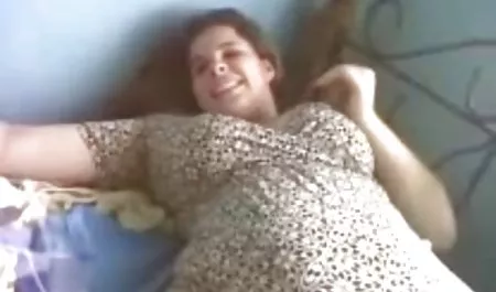 Zoe adalah gudang video bokep terlengkap seorang gadis cantik mengenakan sweater, sepatu bot
