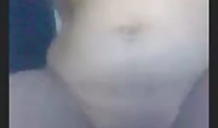 Gadis telanjang meludah pada jari-jari kakinya dan tubuh gudang sex bokep Joi